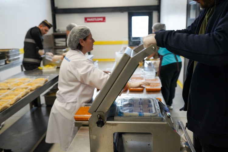 Beylikdüzü Belediyesi'nden ailelere sıcak yemek hizmeti