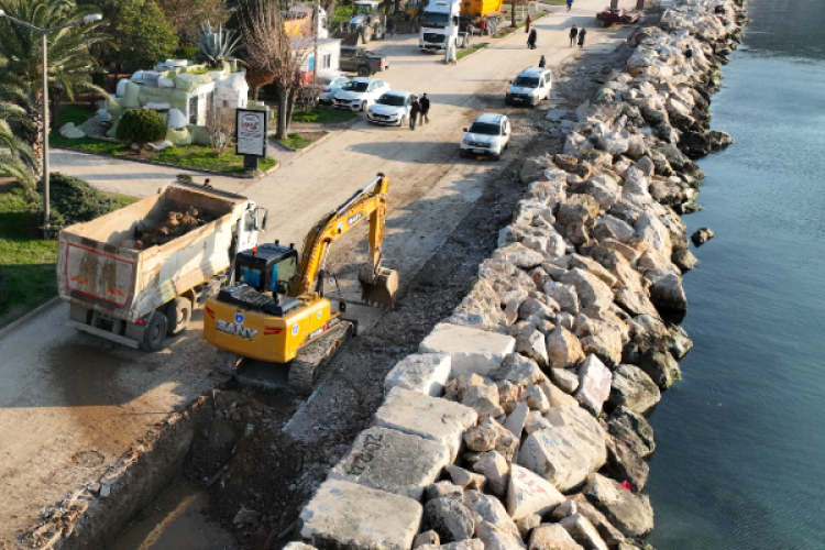 Bursa Büyükşehir, Gemlik'te kıyı koruma çalışmalarını sürdürüyor