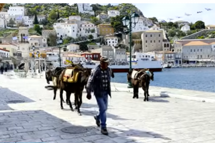 Yunan adasında yattan atılan havai fişekler ormanı yaktı, 13 kişi tutuklandı