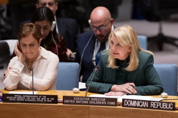 Russell, Avustralya'da UNICEF'in genç elçileriyle buluştu