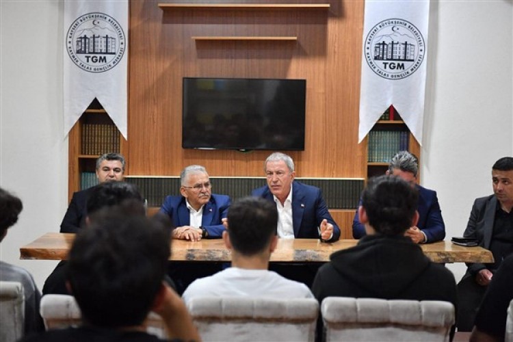 Başkan Büyükkılıç, Talas Gençlik Merkezi'nde gençlerle bir araya geldi