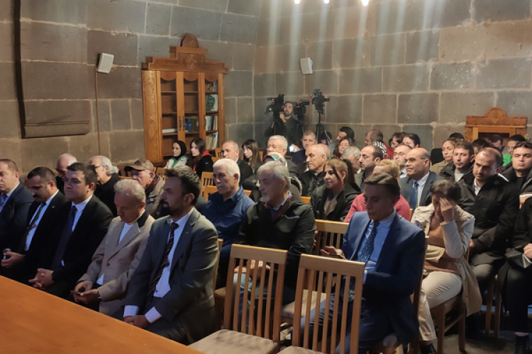 Eyvan Sohbetleri'nin konusu