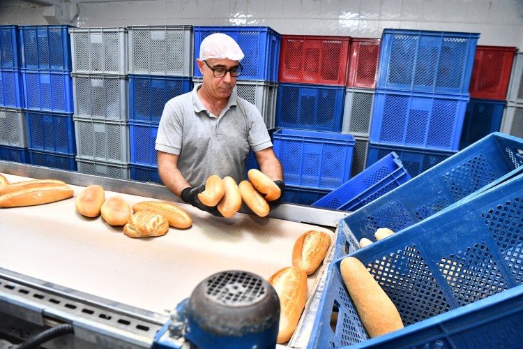 İzmir'de Halk Ekmek'te 7 TL olan ekmek fiyatı 5 TL'ye indi