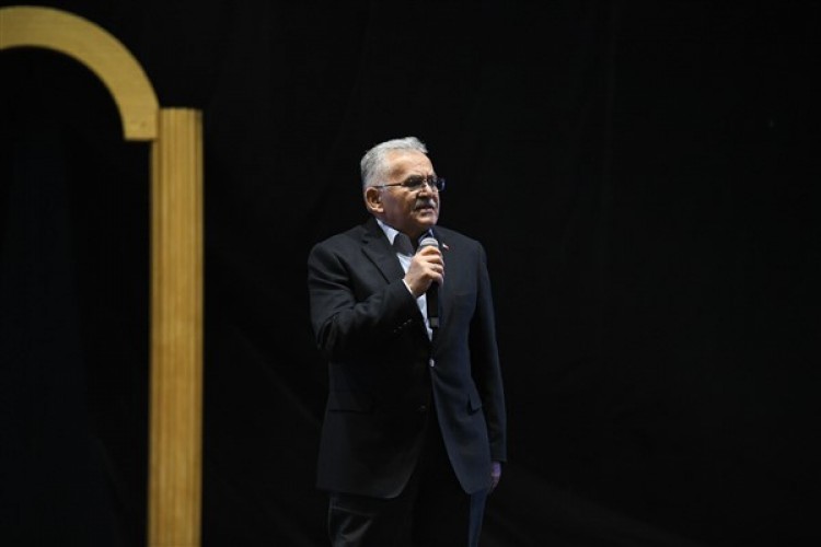 Başkan Büyükkılıç, Kahraman Türk Kadınları Defilesi'ne katıldı