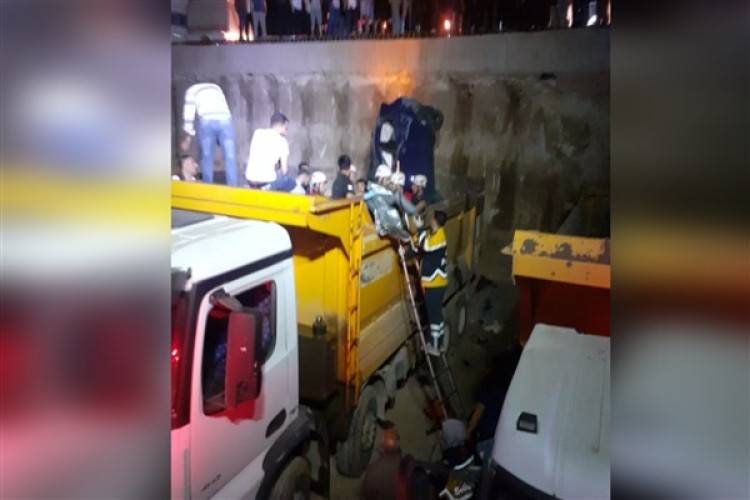Şanlıurfa'da araç Köprülü kavşak inşaatına dervrildi