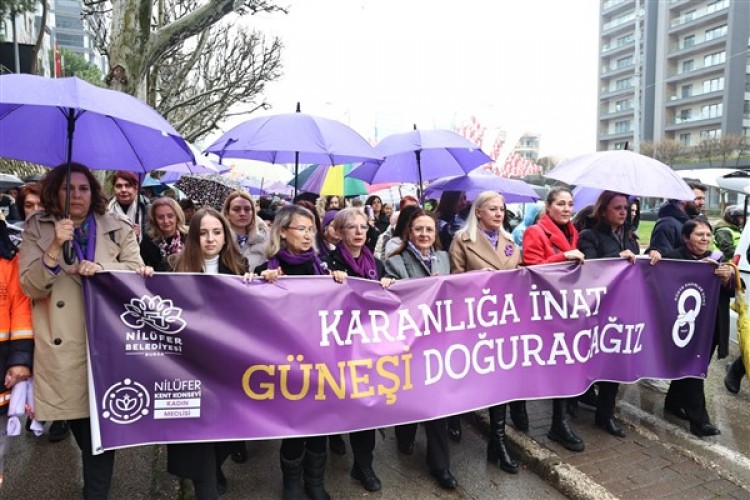 Nilüferli kadınlar 8 Mart'ta 'Karanlığa İnat Güneşi Doğuracağız' sloganıyla yürüdü