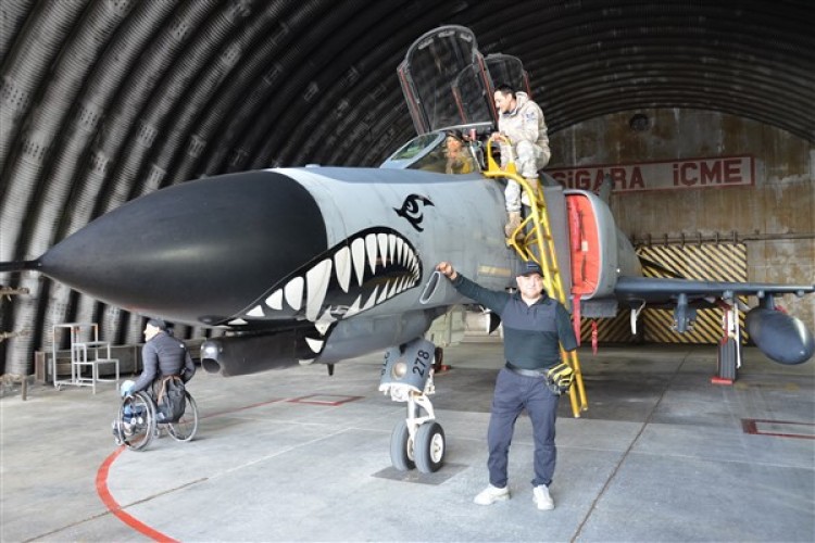 Gazi Bakımevi'nde kalan gaziler, 1'inci Ana Jet Üs Komutanlığı'nda ağırlandı