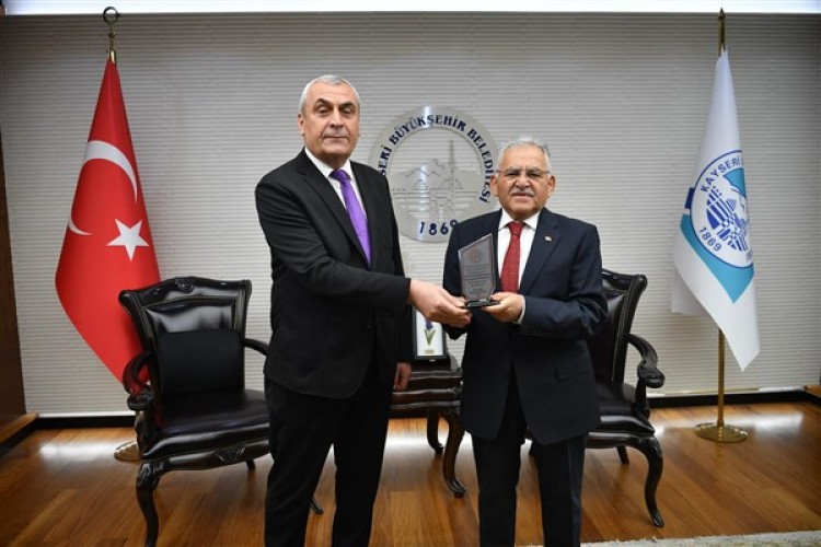 Başkan Büyükkılıç'a eğitimcilerden "teşekkür" plaketi