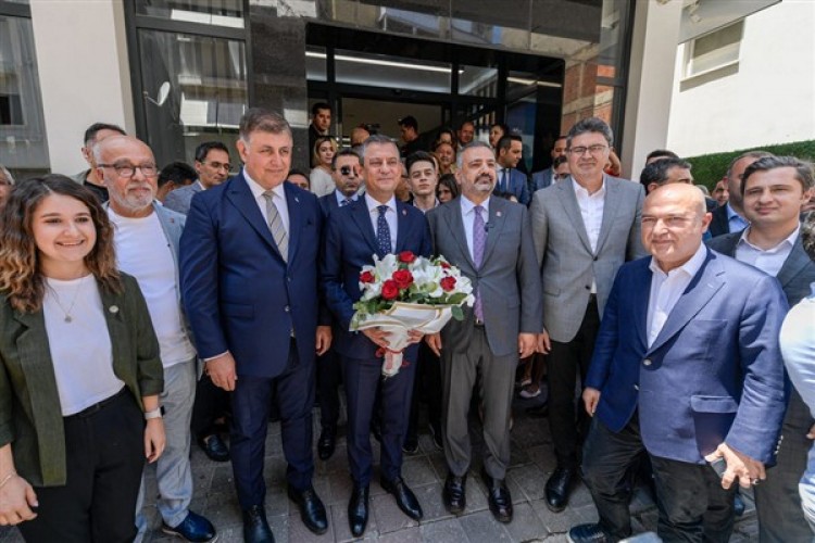 CHP Genel Başkanı Özgür Özel İzmir'e gitti