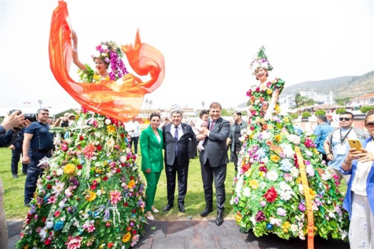 Başkan Tugay, 25'inci Uluslararası Bayındır Çiçek Festivali'ne katıldı