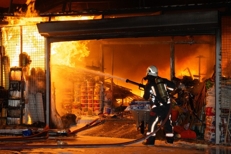 Büyükşehir, Çırak Sokak'taki yangına müdahale etti