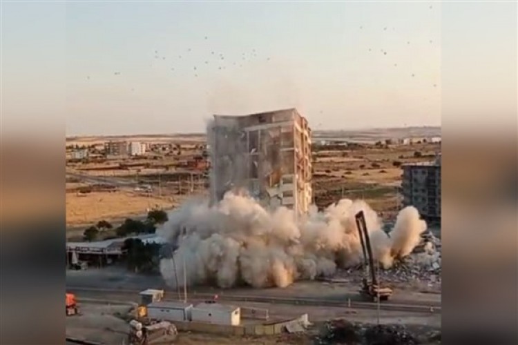 Şanlıurfa'da 17 katlı bina kontrollü şekilde yıkıldı