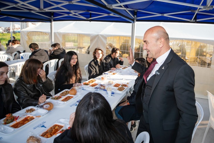 Başkan Soyer, öğrenci sofrasına konuk oldu