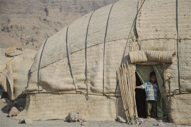 UNRWA: Gazze'de insanlar, aşırı kalabalık barınaklar ile hasarlı binaların yanında yaşıyor