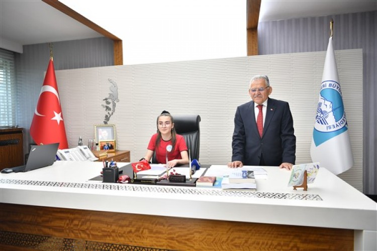 Kayseri'de 8'inci sınıf öğrencisi Azra, belediye başkanlığı koltuğuna oturdu