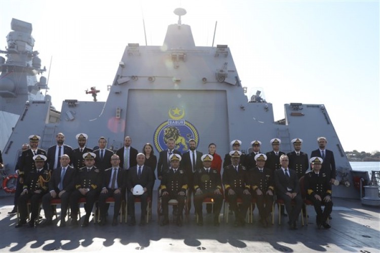 Pakistan Deniz Kuvvetleri Kurmay Başkanı Bilgrami, PNS Babur gemisini inceledi