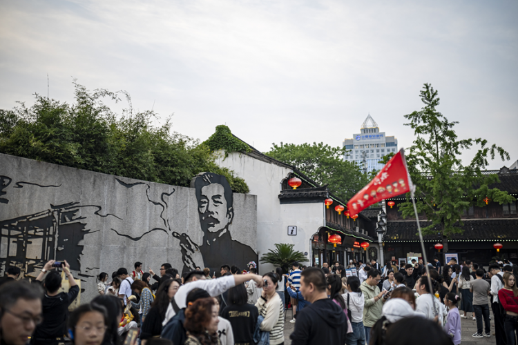 4 Mayıs Gençlik Günü'nde yazar Lu Xün'ü anmak
