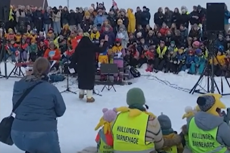 En kuzey adalarda 5 ay karanlığın ardından güneş geri geldi