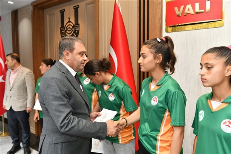 Vali Şıldak, Suruç Bay-Bayan Hokey Takımı'nı misafir etti