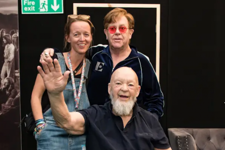 Elton John İşçi Partisi liderine destek verdi