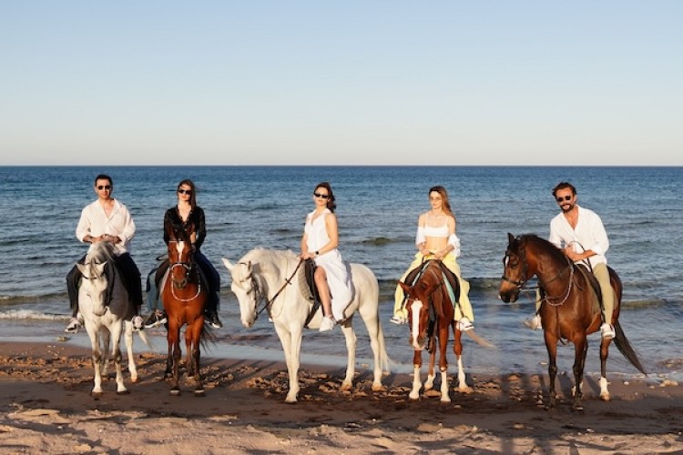 Ünlü Türk oyuncular Hurghada'da 'Yaza merhaba' dedi