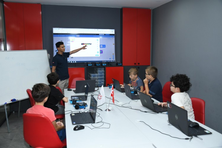 Balıkesir Büyükşehir Belediyesi'nden çocuklara Robotik Kodlama eğitimi