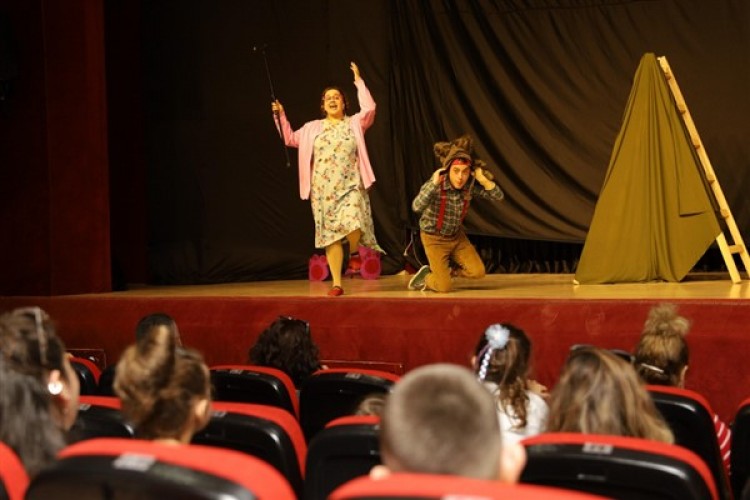 İzmir Şehir Tiyatroları Bandırma'da sahne aldı