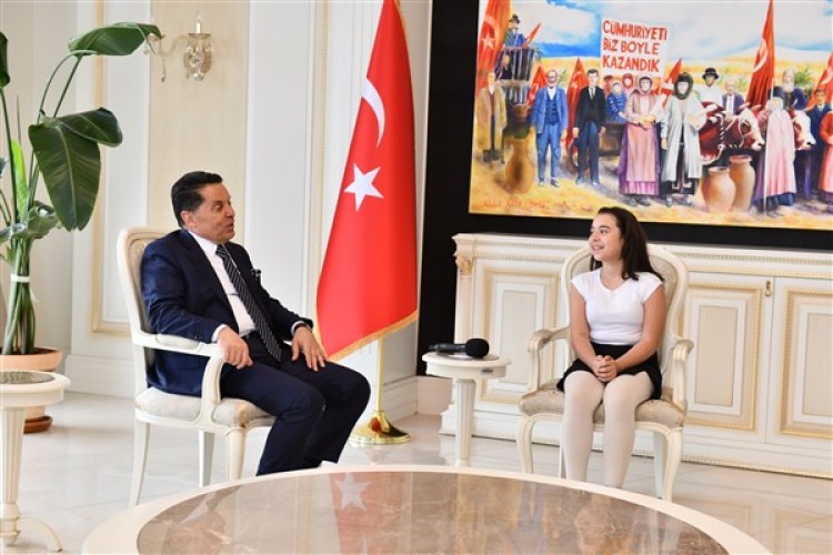 Başkan Özer, koltuğunu Nehir Düz'e devretti