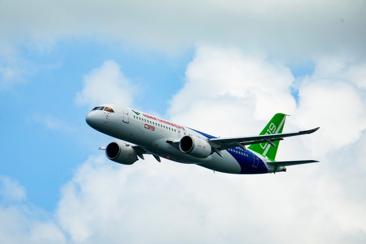 Çin yapımı C919 ve ARJ21 yolcu uçakları Singapur'da görücüye çıktı