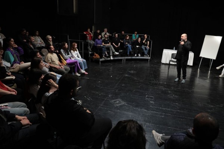 Oyuncu Daltaban, Müze Gazhane Meydan Sahne'de gençlerle buluştu