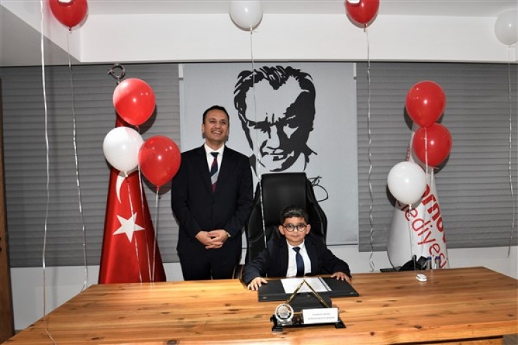 Başkan Eşki, koltuğunu Hakan Efe Arıkan'a devretti