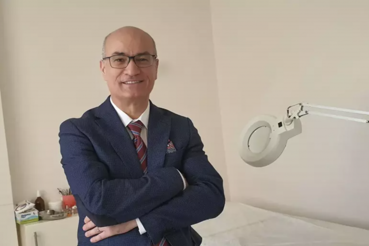 'Aşırı makyaj ve kozmetik yüzünden cilt bariyeri 18'li yaşlarda çöküyor'