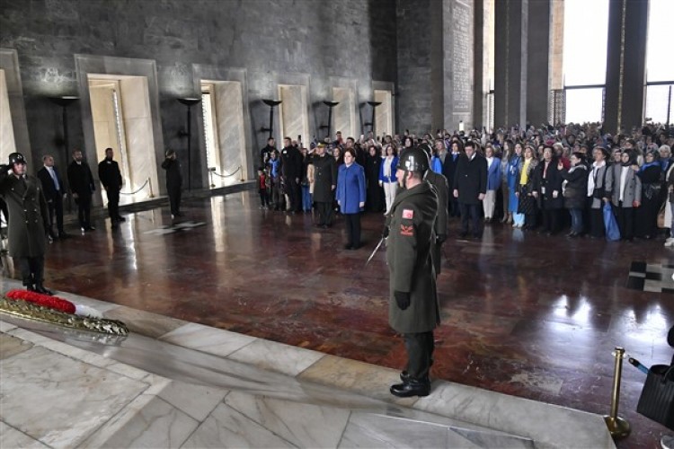 Akşener, kadınlarla birlikte Anıtkabir'i ziyaret etti