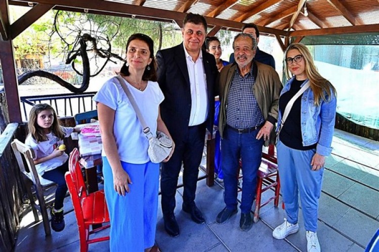 Başkan Tugay Seferihisar'da vatandaşların taleplerini dinledi