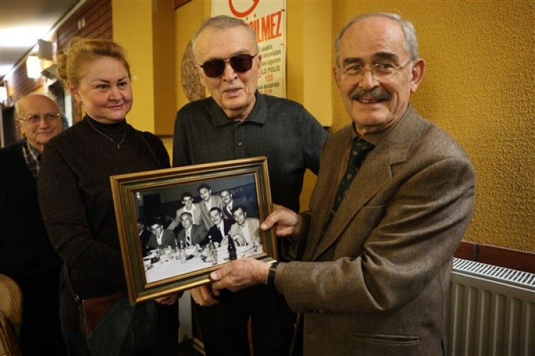 Eskişehir Atatürk Lisesi'nden Başkan Büyükerşen'e teşekkür plaketi