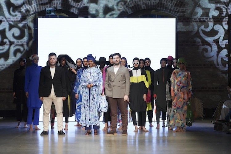 Halima Aden, İstanbul'da tesettür mayo koleksiyonu tanıttı