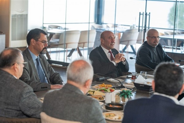 Başkan Soyer: "Yüzyılın afeti, yüzyılın dayanışmasına dönüştü"