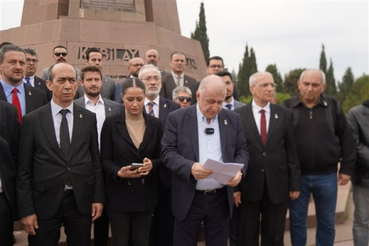 Özdağ: "Cumhuriyet düşmanlarının manevi huzuruna Türk çocuklarını niye götürüyorsun?"