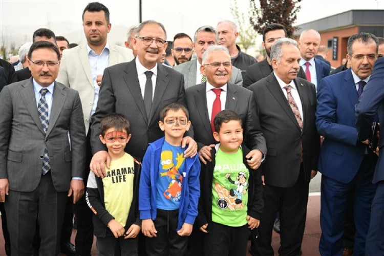 Bakan Özhaseki, Kayseri Çocuk Kitap Fuarı ve Şenliği'nin açılışına katıldı