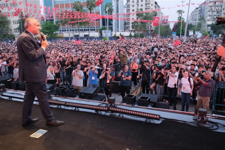 Başkan Karalar 12. Portakal Çiçeği Karnavalı'nda vatandaşlarla buluştu