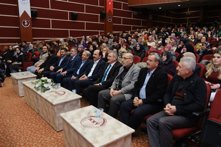 Başkan Altay, Akşehir'de düzenlenen şehir konferansları'na katıldı