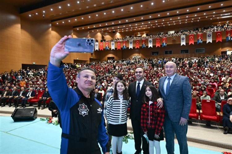 Bakan Kacır: Bu ülke evlatlarının geliştirdiği roket teknolojisiyle Türkiye aya erişecek