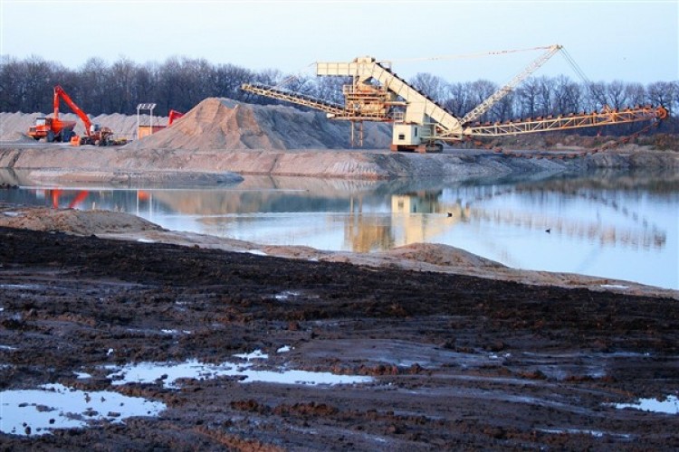 Bakan Bayraktar: "Heyelana uğramış toprağın güvenli alanlara taşınması devam ediyor"