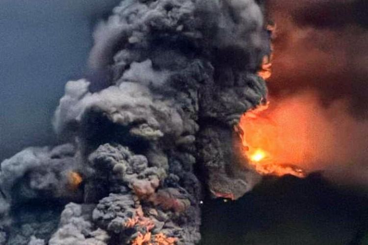 Volkanik kül bulutu Endonezya havaalanını kapanmaya zorladı