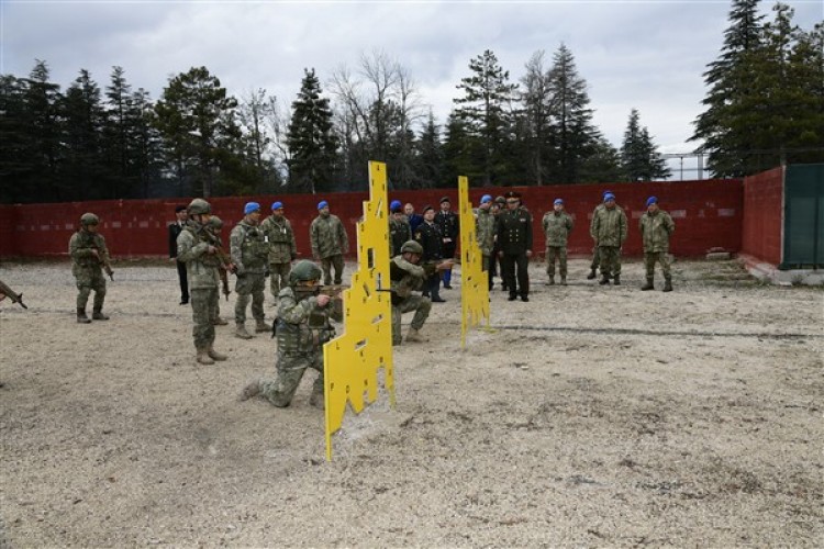 Tacikistan Savunma Bakanlığı heyetinden Dağ, Komando Okulu ve Eğitim Merkezi'ne ziyaret