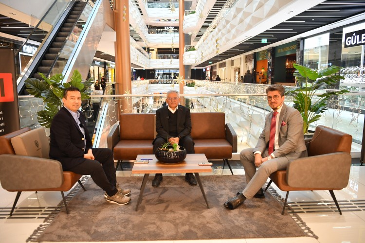 Başkan Büyükkılıç, AVM ziyaretlerine devam ediyor