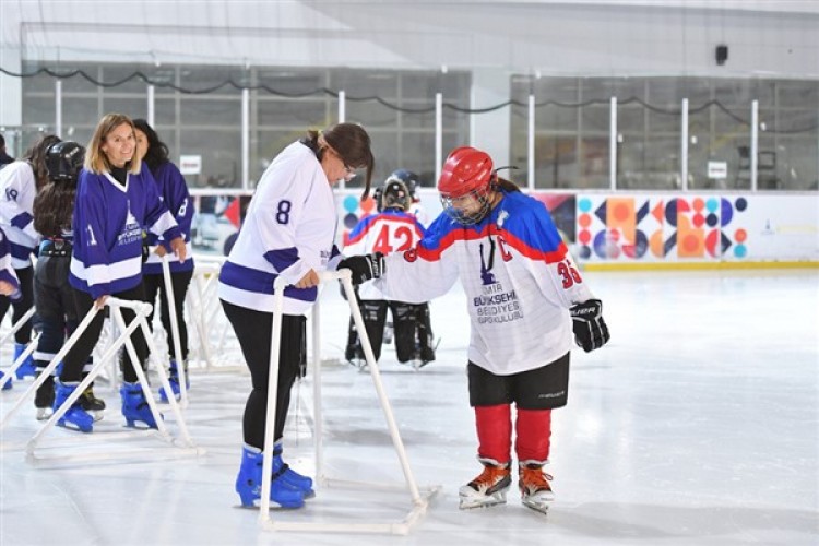 Anneler çocuklarıyla birlikte buz pistinde kaydı
