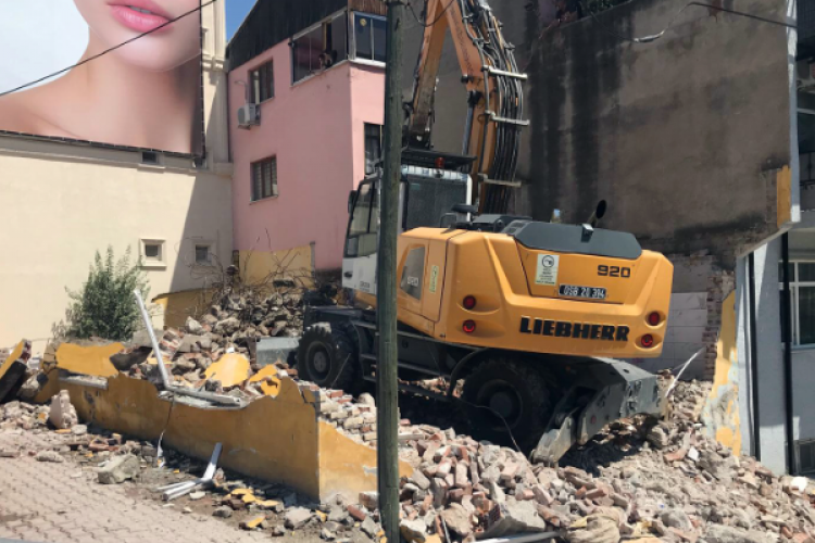 Osmangazi'de kamu arazisine inşa edilen gecekondu yıkıldı