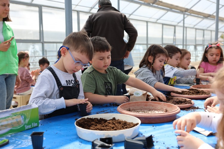 Eskişehirli öğrencilerden "Doğaya Sarılan Eller" etkinliği