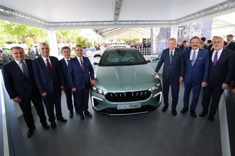 Bakan Işıkhan, Togg T10F'yi inceledi